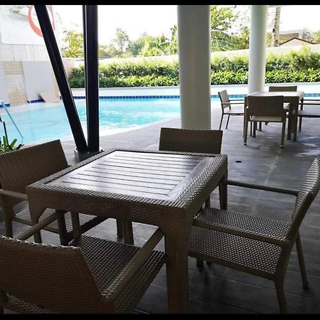 One Spatial Two Bedroom Condominium Unit With Pool And Gym Free Netflix And Wifi Iloilo Eksteriør bilde