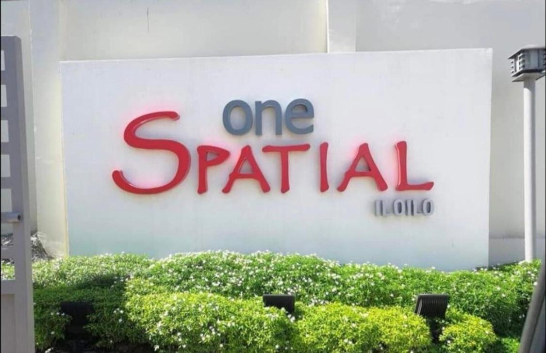 One Spatial Two Bedroom Condominium Unit With Pool And Gym Free Netflix And Wifi Iloilo Eksteriør bilde