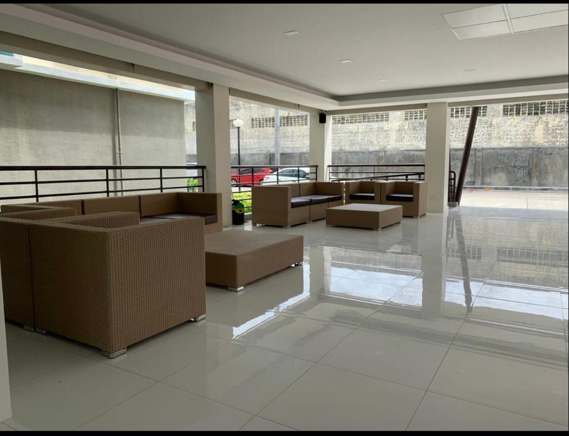 One Spatial Two Bedroom Condominium Unit With Pool And Gym Free Netflix And Wifi Iloilo Eksteriør bilde