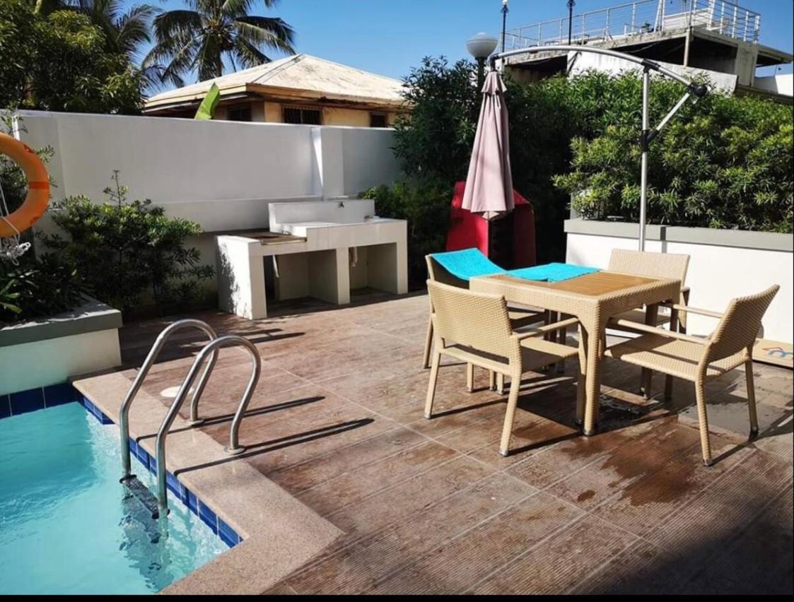 One Spatial Two Bedroom Condominium Unit With Pool And Gym Free Netflix And Wifi Iloilo Eksteriør bilde