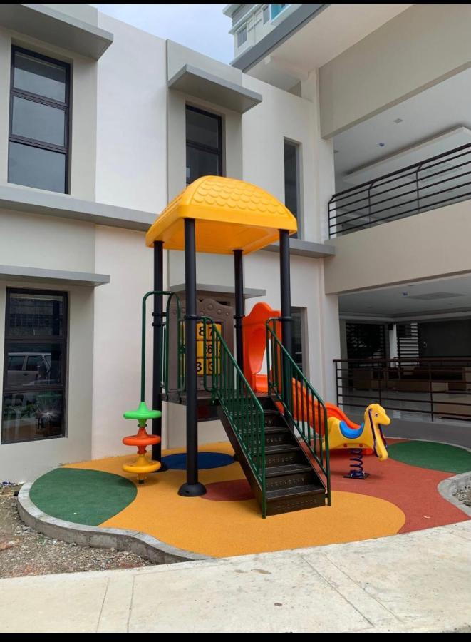 One Spatial Two Bedroom Condominium Unit With Pool And Gym Free Netflix And Wifi Iloilo Eksteriør bilde