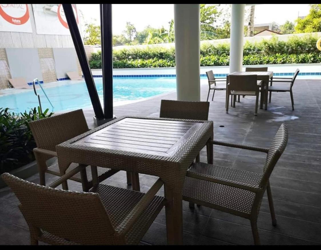 One Spatial Two Bedroom Condominium Unit With Pool And Gym Free Netflix And Wifi Iloilo Eksteriør bilde