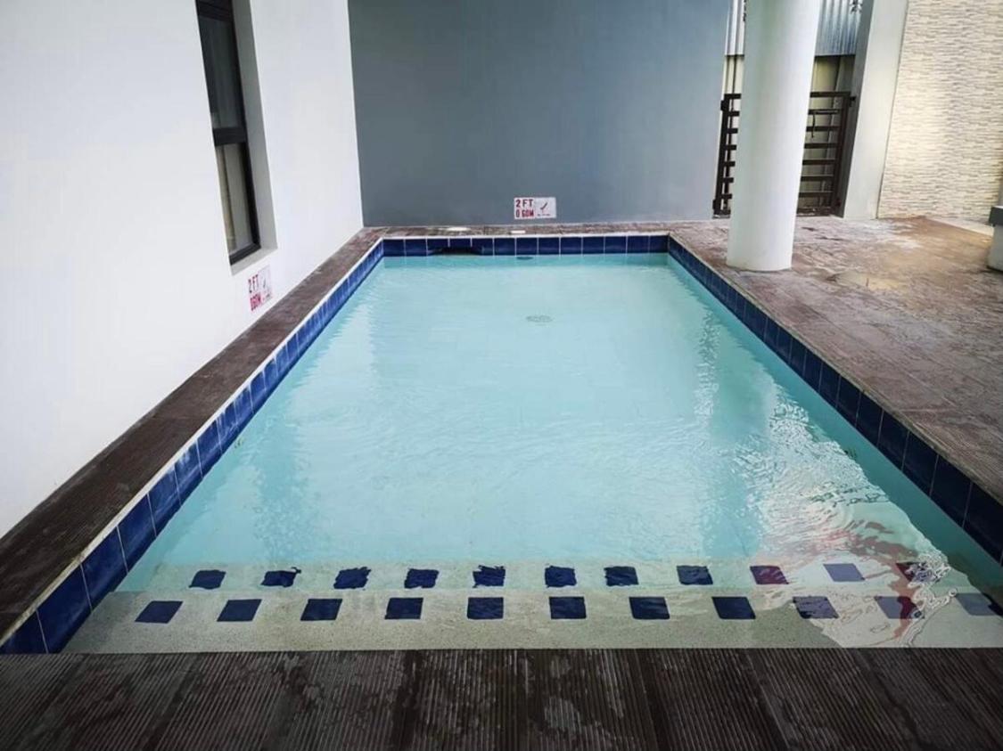 One Spatial Two Bedroom Condominium Unit With Pool And Gym Free Netflix And Wifi Iloilo Eksteriør bilde