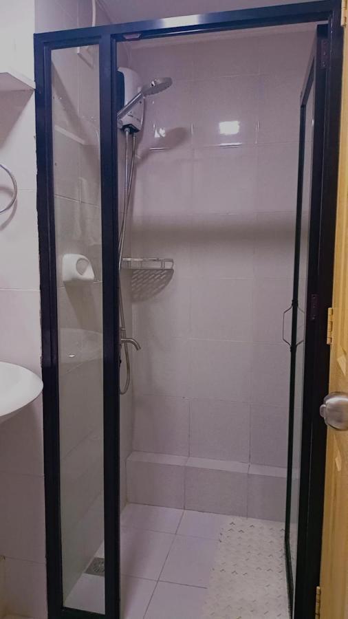 One Spatial Two Bedroom Condominium Unit With Pool And Gym Free Netflix And Wifi Iloilo Eksteriør bilde
