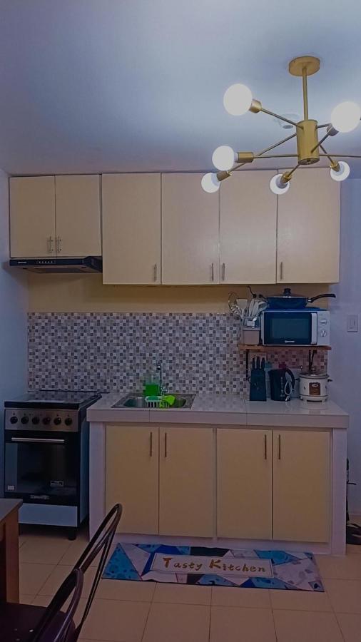 One Spatial Two Bedroom Condominium Unit With Pool And Gym Free Netflix And Wifi Iloilo Eksteriør bilde